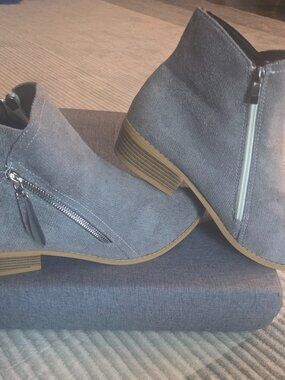 Size us 11\eu 43 No name brand gray suede ankle boots